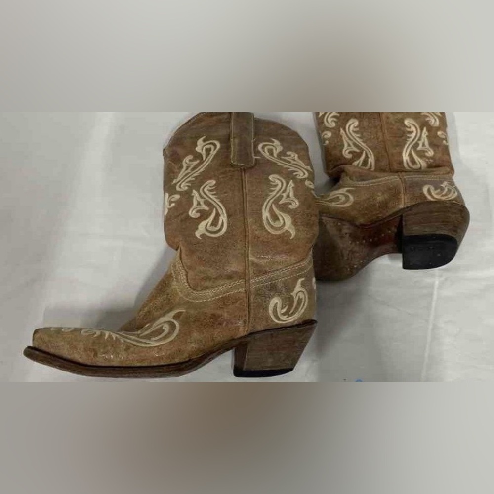 Vintage Corral Honey Colored Embroidered Heeled Boots. Size 6